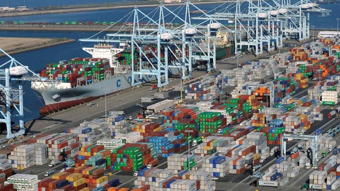 Container chất đống tại cảng Long Beach. Ảnh: Reuters.